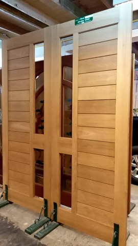 ประตูครึ่งกระจก